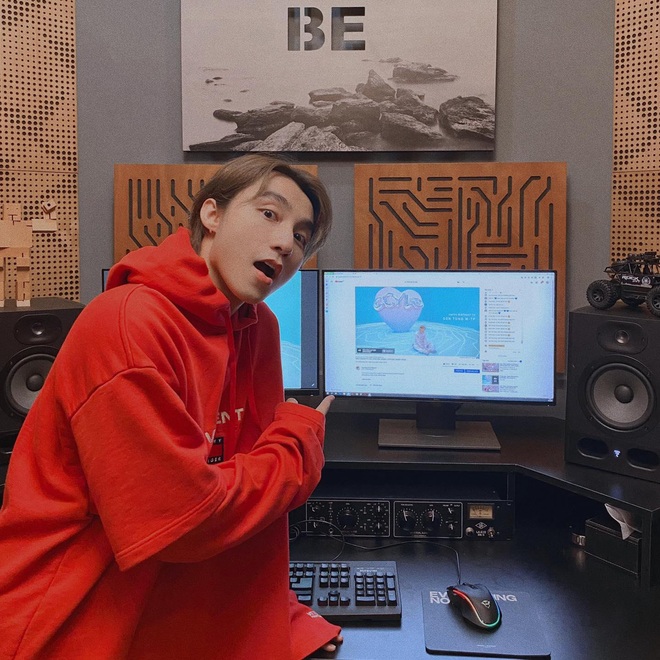 Soi g&oacute;c l&agrave;m việc Sơn T&ugrave;ng M-TP, chủ tịch vẫn d&ugrave;ng b&agrave;n ph&iacute;m Mitsumi 120.000 đồng thần th&aacute;nh nhưng đi k&egrave;m lại l&agrave; chiếc l&oacute;t chuột h&agrave;ng hiệu từ Saint Laurent - Ảnh 1.