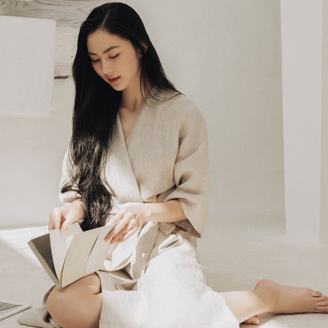 Sở hữu m&aacute;i t&oacute;c d&agrave;i mi&ecirc;n man, đ&acirc;y ch&iacute;nh l&agrave; 4 c&aacute;ch Helly Tống biến tấu cho t&oacute;c thật gọn xinh m&aacute;t mẻ - Ảnh 2.