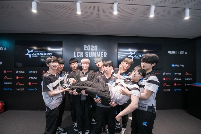 LCK mùa Hè 2020: Damwon Gaming bất ngờ vươn lên top 2 nhờ chiến thắng trước T1, DragonX vẫn duy trì mạch bất bại - Ảnh 5.