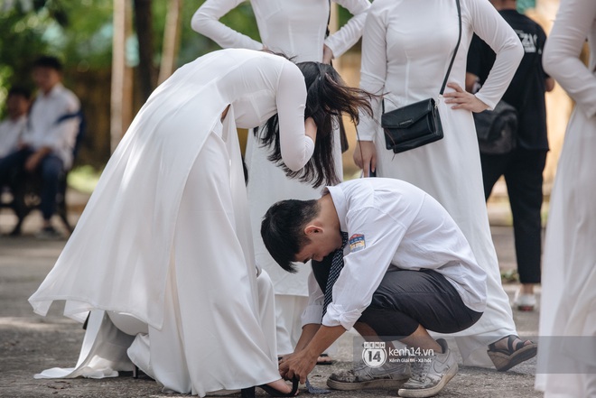 Học trò Chu Văn An (Hà Nội) bịn rịn chia tay trong lễ bế giảng cuối cùng của đời học sinh - Ảnh 9.