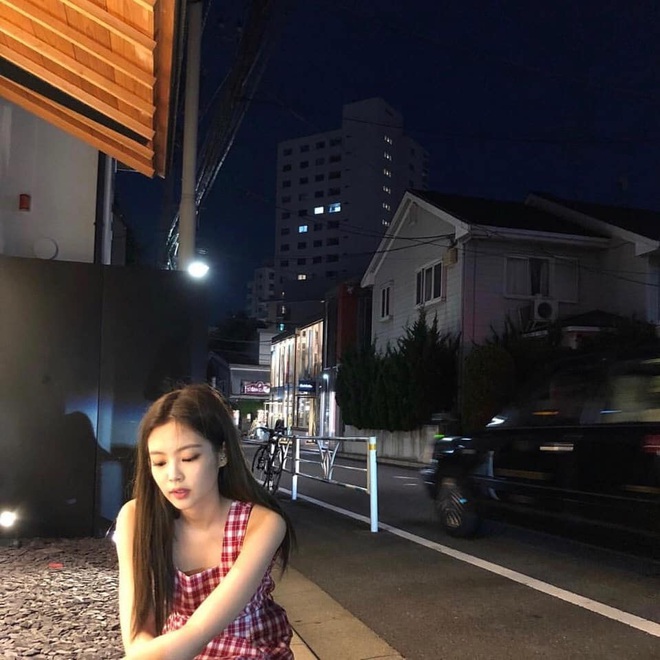 Jennie (BLACKPINK) qua ống kính bạn thân: Ảnh chất lượng thấp nhưng visual chất lượng cao, đứng 1 góc mà sáng bừng con phố - Ảnh 3.