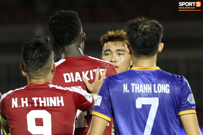 Hài hước vòng 8 V.League 2020: Cầu thủ lao vào sân đòi ăn thua đủ, làm khổ ban huấn luyện - Ảnh 4.