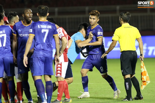 Hài hước vòng 8 V.League 2020: Cầu thủ lao vào sân đòi ăn thua đủ, làm khổ ban huấn luyện - Ảnh 5.