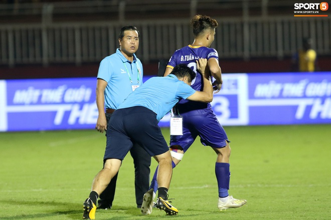 Hài hước vòng 8 V.League 2020: Cầu thủ lao vào sân đòi ăn thua đủ, làm khổ ban huấn luyện - Ảnh 6.