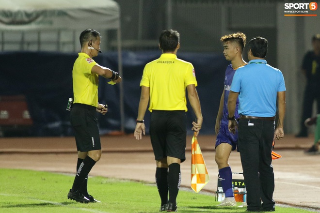 Hài hước vòng 8 V.League 2020: Cầu thủ lao vào sân đòi ăn thua đủ, làm khổ ban huấn luyện - Ảnh 8.