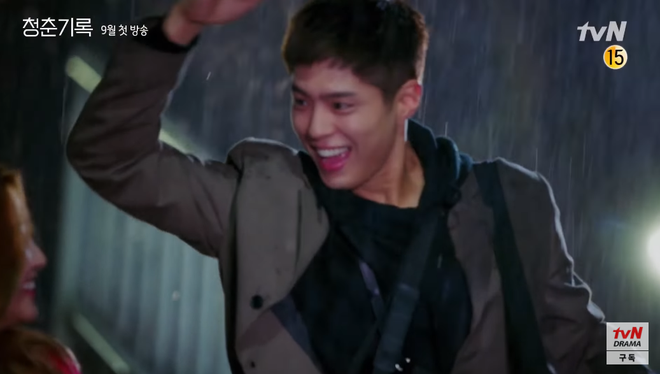 Park Bo Gum rủ r&ecirc; thi&ecirc;n t&agrave;i lừa đảo Park So Dam tắm mưa ở teaser phim mới, chưa g&igrave; đ&atilde; thấy đẹp đ&ocirc;i rồi! - Ảnh 4.