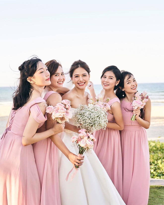 Hơn 2 tuần mới được ngắm đã đời dàn phù dâu trong lễ cưới của Phanh Lee với chồng đại gia - Ảnh 3.