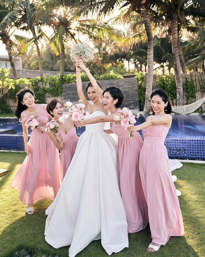 Hơn 2 tuần mới được ngắm đã đời dàn phù dâu trong lễ cưới của Phanh Lee với chồng đại gia - Ảnh 5.