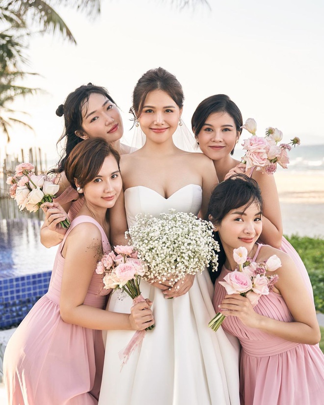 Hơn 2 tuần mới được ngắm đã đời dàn phù dâu trong lễ cưới của Phanh Lee với chồng đại gia - Ảnh 1.