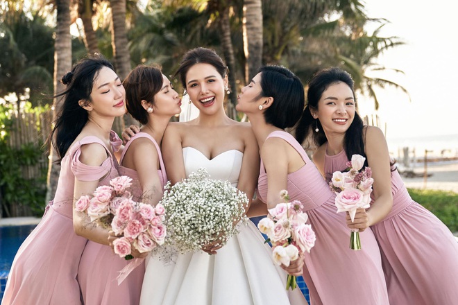 Hơn 2 tuần mới được ngắm đã đời dàn phù dâu trong lễ cưới của Phanh Lee với chồng đại gia - Ảnh 2.