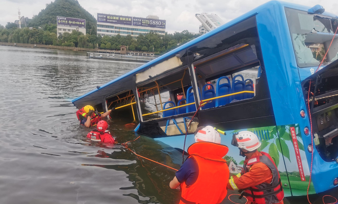 Trung Quốc: Xe bus chở học sinh đi thi Đại học lao xuống hồ nước khiến 21 người chết, 15 người bị thương - Ảnh 1. Trung Quốc: Xe bus chở học sinh đi thi Đại học lao xuống hồ nước khiến 21 người chết, 15 người bị thương - Ảnh 1.