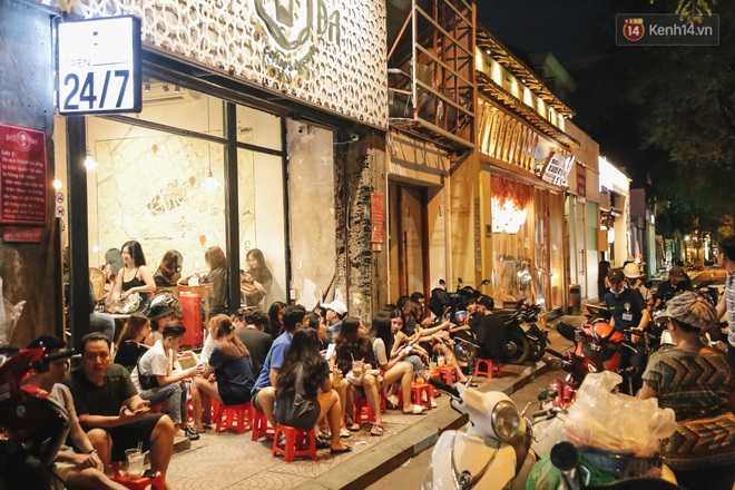 Nhiều quán cafe thâu đêm ở Sài Gòn chật kín khách: Sức chi tiêu của người Việt về đêm đâu kém du khách quốc tế! - Ảnh 6.