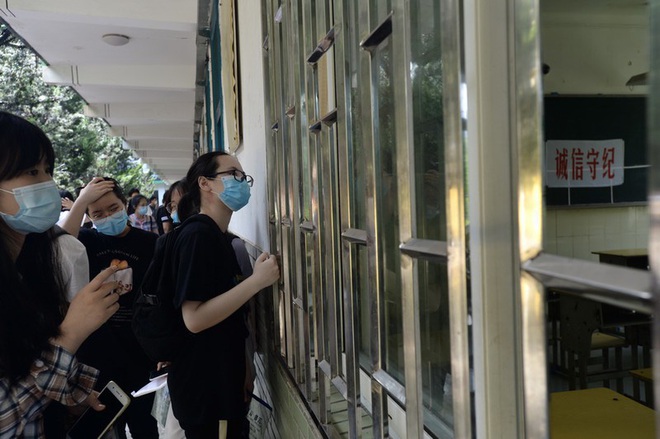 Gần 11 triệu th&iacute; sinh của Trung Quốc bước v&agrave;o kỳ thi đại học - Ảnh 1.