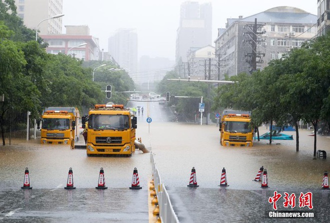 Mưa lũ Trung Quốc: Hồ Bắc báo động đỏ, huyện ở An Huy hủy thi đại học - Ảnh 1.