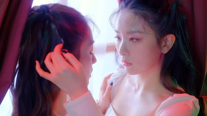 IRENE & SEULGI có quá nhiều skinship tình bể bình trong MV mới, bảo sao mà SM ra MV trễ vì phải cắt cảnh 2 cô nàng định hôn nhau hay gì? - Ảnh 4.