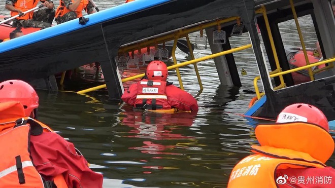 Trung Quốc: Xe bus chở học sinh đi thi Đại học lao xuống hồ nước khiến 21 người chết, 15 người bị thương - Ảnh 2.