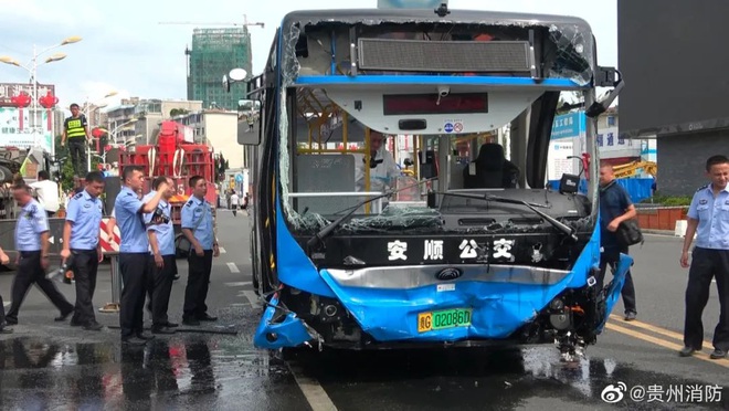 Trung Quốc: Xe bus chở học sinh đi thi Đại học lao xuống hồ nước khiến 21 người chết, 15 người bị thương - Ảnh 2.