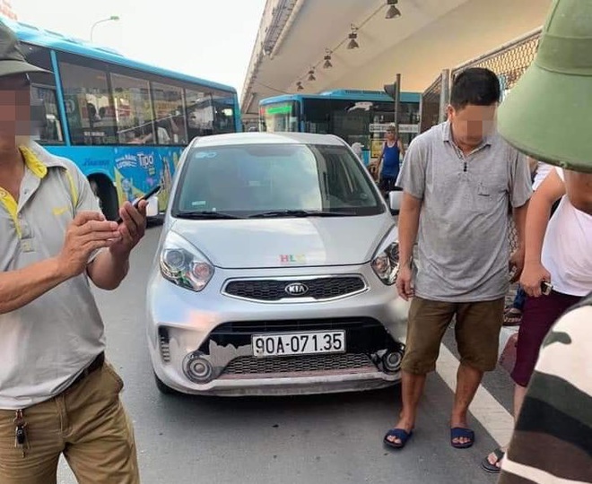H&agrave; Nội: CSGT bị &ocirc; t&ocirc; vi phạm t&ocirc;ng thẳng, k&eacute;o l&ecirc; h&agrave;ng chục m&eacute;t tr&ecirc;n đường - Ảnh 1.