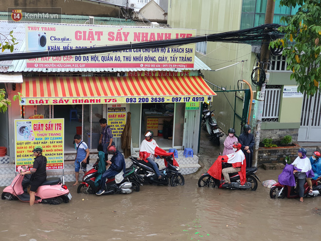 TP.HCM: Sáng nắng gắt, chiều mưa lớn kinh hoàng khiến người dân ướt sũng, bì bõm dắt xe lội nước - Ảnh 8.