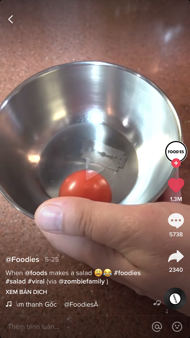 Thực hư đoạn clip hướng dẫn cách băm nhỏ cà chua không cần dùng dao đạt hơn 15 triệu views trên TikTok? - Ảnh 1.