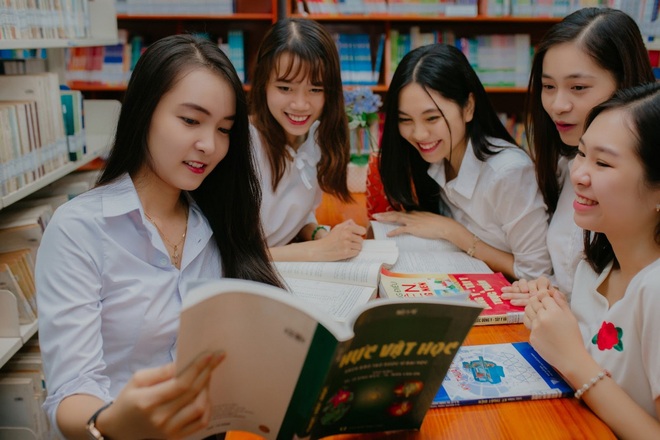 Nhiều trường ở TP. HCM đang tổ chức thu tiền &ocirc;n tập của học sinh lớp 12 thi THPT 2020? - Ảnh 1.