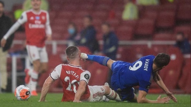 Tung cú kung-fu khiến mặt đối phương thủng lỗ chỗ nhưng tiền đạo Leicester vẫn được trọng tài khoan hồng - Ảnh 2.