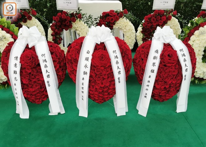 Tang lễ Vua sòng bài Macau: Tiếp tục gây chú ý với 6 tỷ đồng hoa tang và lời nhắn thâm tình của 3 bà vợ dành cho chồng quá cố - Ảnh 2.