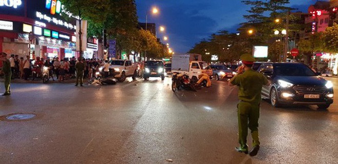 T&igrave;m thấy &ocirc;t&ocirc; h&uacute;c văng 7 xe m&aacute;y đang dừng đ&egrave;n đỏ rồi bỏ chạy - Ảnh 3.