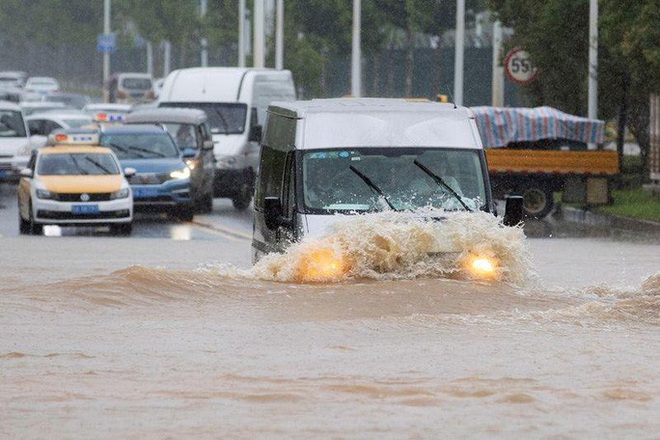 Tình hình nghiêm trọng, Trung Quốc đồng loạt nâng cảnh báo mưa bão, lũ lụt - Ảnh 3.