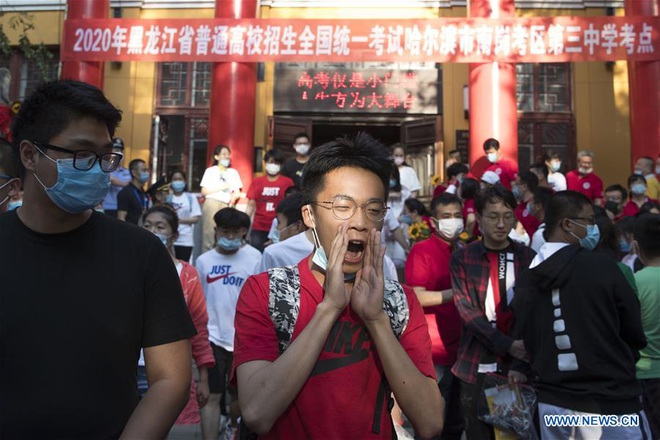 Học sinh Trung Quốc vỡ òa lao ra khỏi cổng trường sau khi hoàn thành môn cuối cùng của kỳ thi đại học khắc nghiệt nhất thế giới - Ảnh 2.