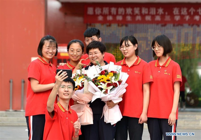 Học sinh Trung Quốc vỡ òa lao ra khỏi cổng trường sau khi hoàn thành môn cuối cùng của kỳ thi đại học khắc nghiệt nhất thế giới - Ảnh 6.