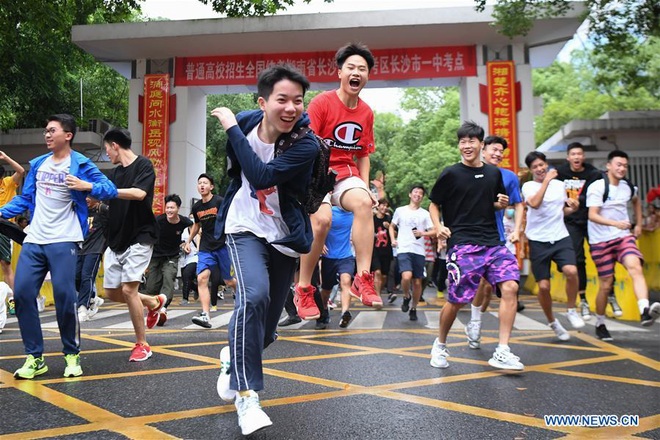 Học sinh Trung Quốc vỡ òa lao ra khỏi cổng trường sau khi hoàn thành môn cuối cùng của kỳ thi đại học khắc nghiệt nhất thế giới - Ảnh 3.
