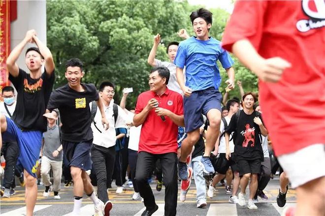 Học sinh Trung Quốc vỡ òa lao ra khỏi cổng trường sau khi hoàn thành môn cuối cùng của kỳ thi đại học khắc nghiệt nhất thế giới - Ảnh 4.