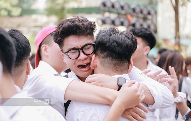 Chùm ảnh: Học sinh lớp 12 ôm nhau khóc nức nở trong lễ bế giảng cuối cùng của đời học sinh - Ảnh 4.