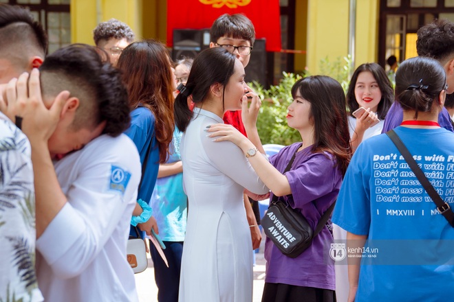 Chùm ảnh: Học sinh lớp 12 ôm nhau khóc nức nở trong lễ bế giảng cuối cùng của đời học sinh - Ảnh 12.