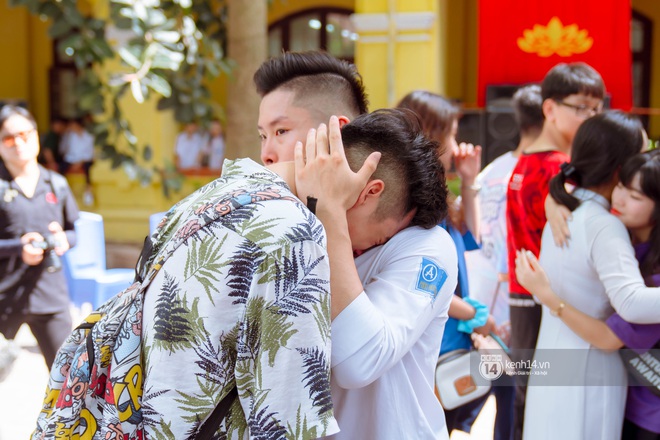 Chùm ảnh: Học sinh lớp 12 ôm nhau khóc nức nở trong lễ bế giảng cuối cùng của đời học sinh - Ảnh 13.