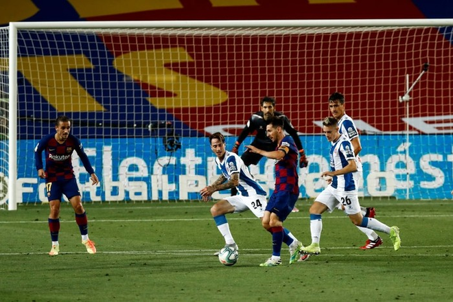 Messi và Barca nhọc nhằn đánh bại kẻ thù không đội trời chung trong trận cầu có số thẻ đỏ nhiều hơn bàn thắng - Ảnh 1.