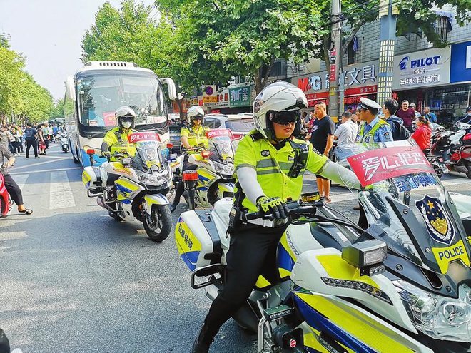 Toàn cảnh kỳ thi đại học khốc liệt nhất thế giới vừa kết thúc: Thí sinh đeo khẩu trang kín mít, an ninh thắt chặt, đề thi lắt léo - Ảnh 6.