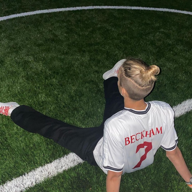 Cậu hai nhà Beckham gây chú ý với màn cosplay hình ảnh cha, nhìn kiểu tóc của anh chàng có fan còn phát khóc vì xúc động - Ảnh 1.