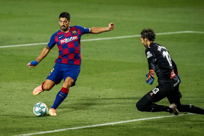 Messi và Barca nhọc nhằn đánh bại kẻ thù không đội trời chung trong trận cầu có số thẻ đỏ nhiều hơn bàn thắng - Ảnh 4.