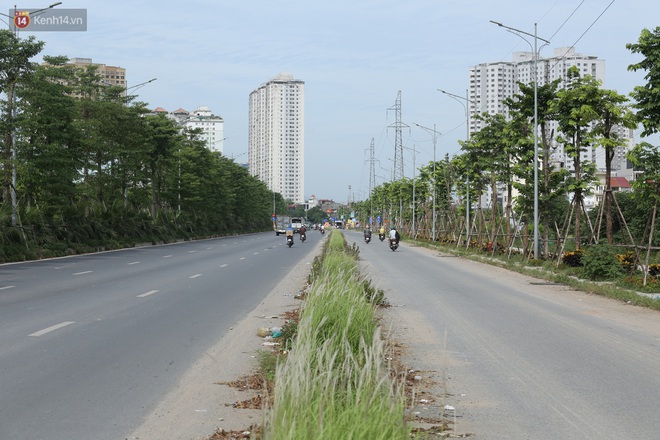 Ảnh: Rác thải ngập ngụa, kính vỡ nằm ngổn ngang bẫy người đi đường trên đại lộ gần 1.500 tỷ đồng - Ảnh 2.