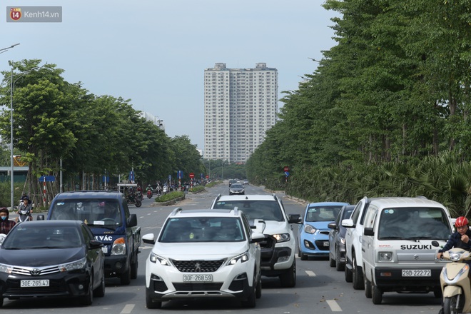 Ảnh: Rác thải ngập ngụa, kính vỡ nằm ngổn ngang bẫy người đi đường trên đại lộ gần 1.500 tỷ đồng - Ảnh 3.