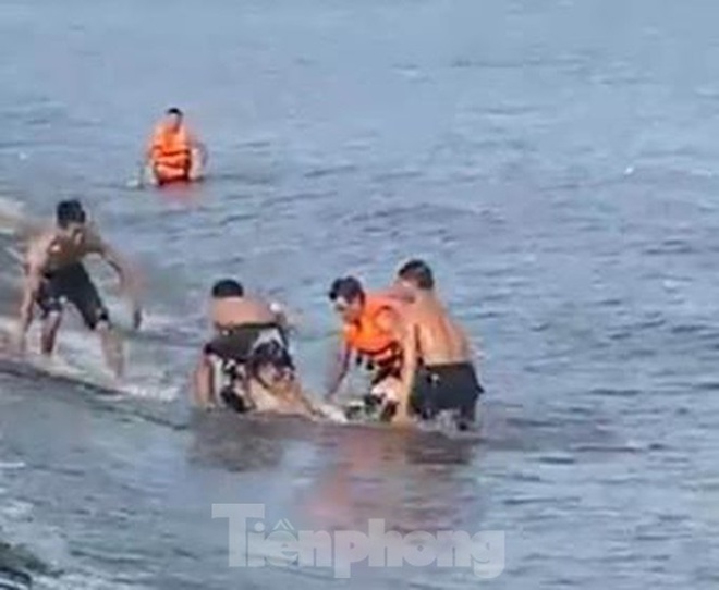 Một học sinh lớp 11 tử vong khi tắm ở bãi biển Quất Lâm, Nam Định - Ảnh 1.