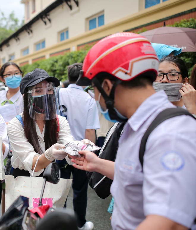 Vượt qua cơn mưa chiều, SGO48 đội ô đi phát khẩu trang cho sĩ tử - Ảnh 6.