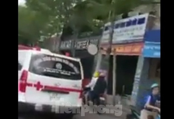 Người d&acirc;n phẫn nộ vụ ph&ograve;ng kh&aacute;m kh&ocirc;ng cứu người gặp nạn - Ảnh 1.