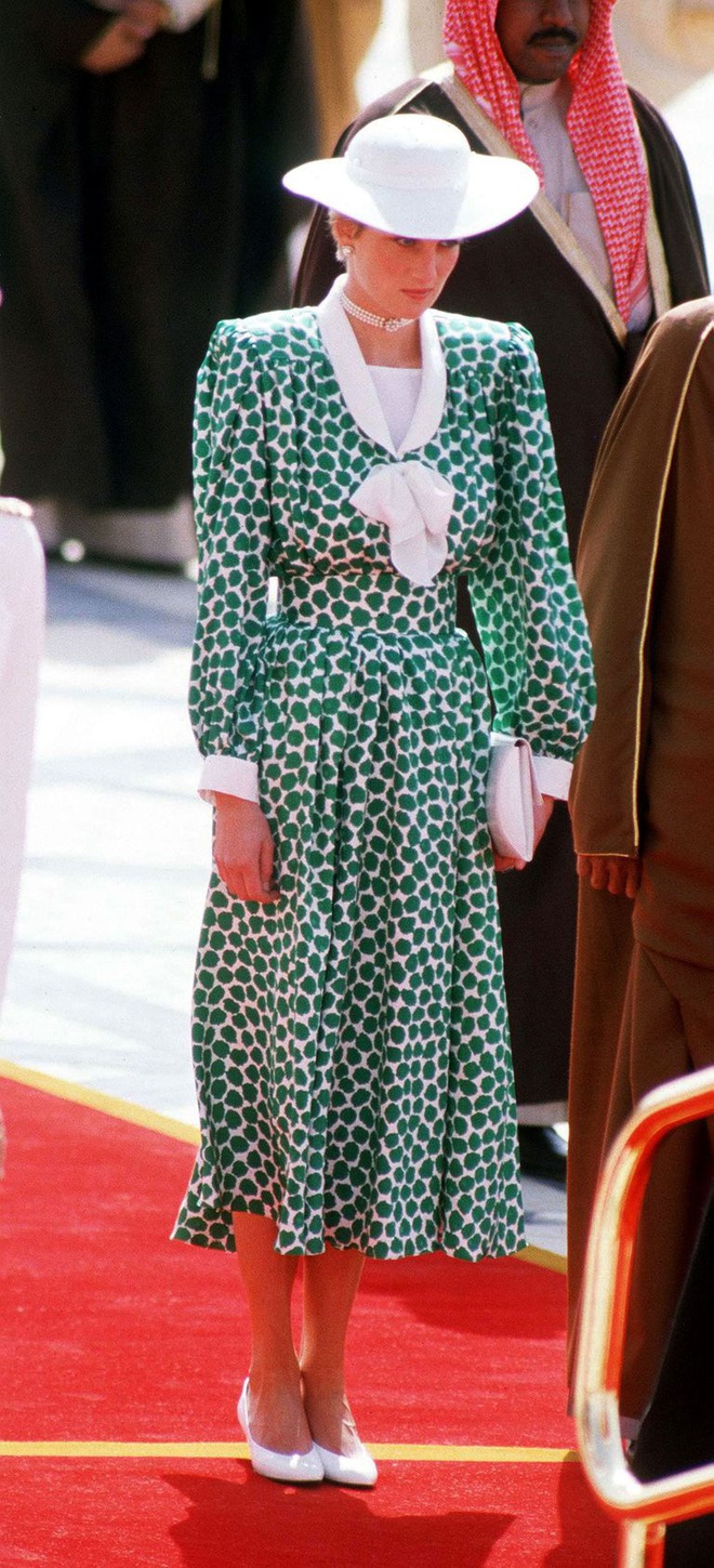 Ngắm C&ocirc;ng nương Diana để biết thế n&agrave;o l&agrave; đỉnh cao sang trọng khi diện đồ chấm bi, con d&acirc;u Kate v&agrave; Meghan chạy d&agrave;i kh&ocirc;ng theo kịp - Ảnh 11.