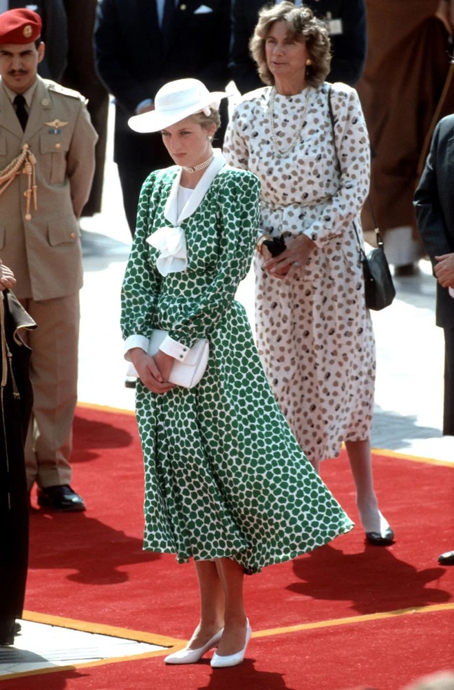 Ngắm C&ocirc;ng nương Diana để biết thế n&agrave;o l&agrave; đỉnh cao sang trọng khi diện đồ chấm bi, con d&acirc;u Kate v&agrave; Meghan chạy d&agrave;i kh&ocirc;ng theo kịp - Ảnh 12.