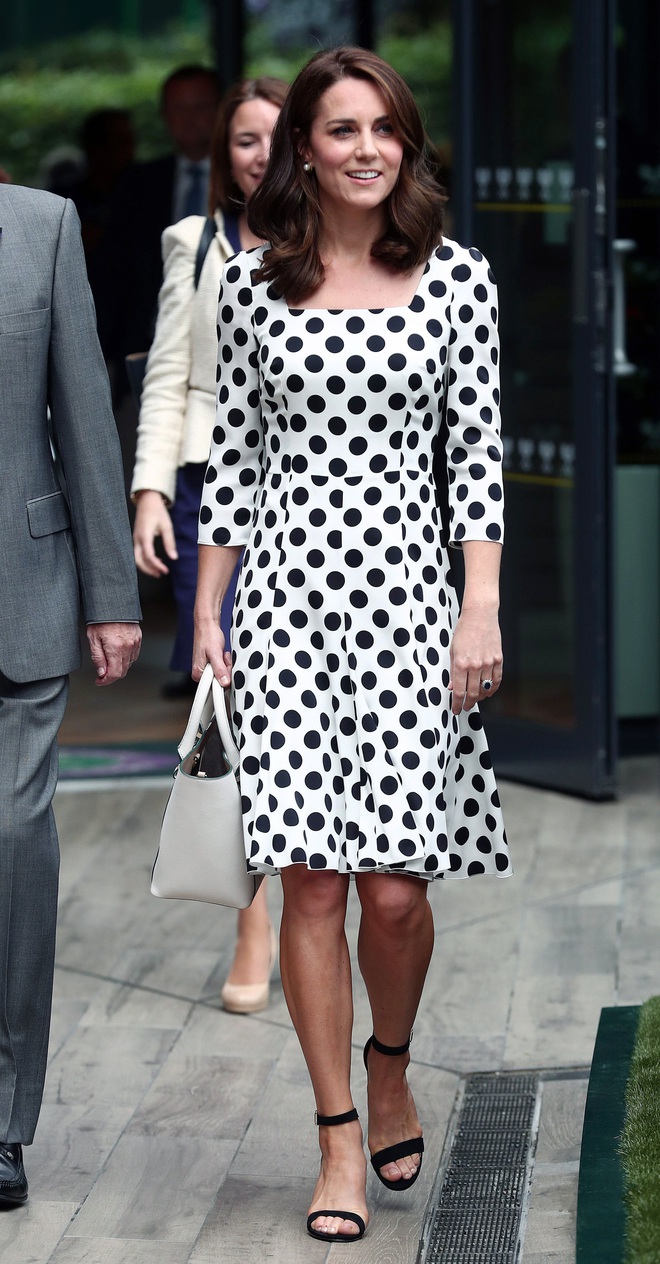 Ngắm C&ocirc;ng nương Diana để biết thế n&agrave;o l&agrave; đỉnh cao sang trọng khi diện đồ chấm bi, con d&acirc;u Kate v&agrave; Meghan chạy d&agrave;i kh&ocirc;ng theo kịp - Ảnh 3.