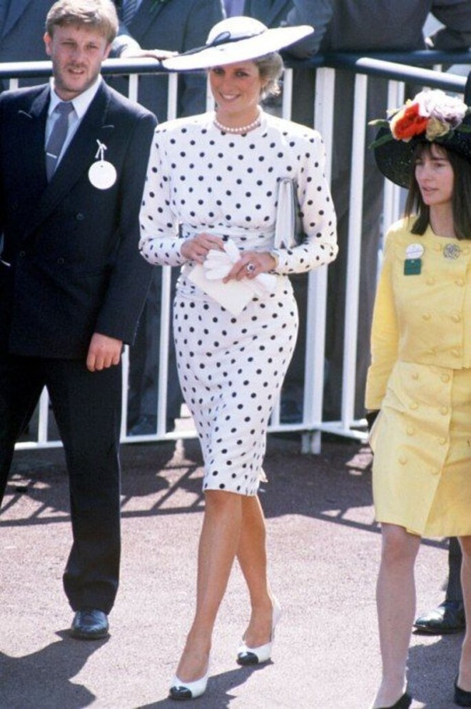 Ngắm C&ocirc;ng nương Diana để biết thế n&agrave;o l&agrave; đỉnh cao sang trọng khi diện đồ chấm bi, con d&acirc;u Kate v&agrave; Meghan chạy d&agrave;i kh&ocirc;ng theo kịp - Ảnh 7.
