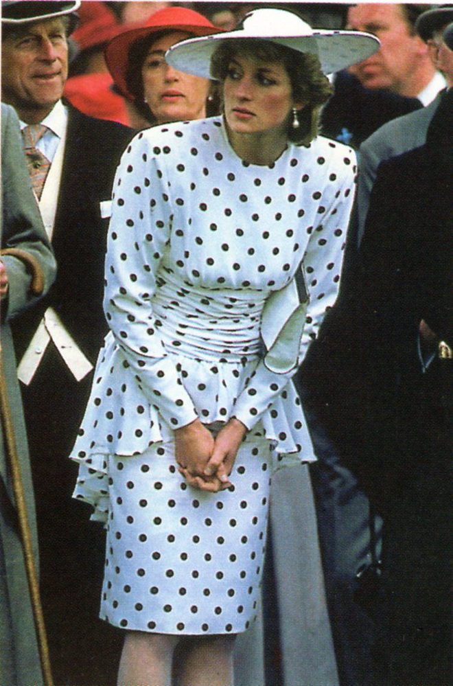 Ngắm C&ocirc;ng nương Diana để biết thế n&agrave;o l&agrave; đỉnh cao sang trọng khi diện đồ chấm bi, con d&acirc;u Kate v&agrave; Meghan chạy d&agrave;i kh&ocirc;ng theo kịp - Ảnh 8.